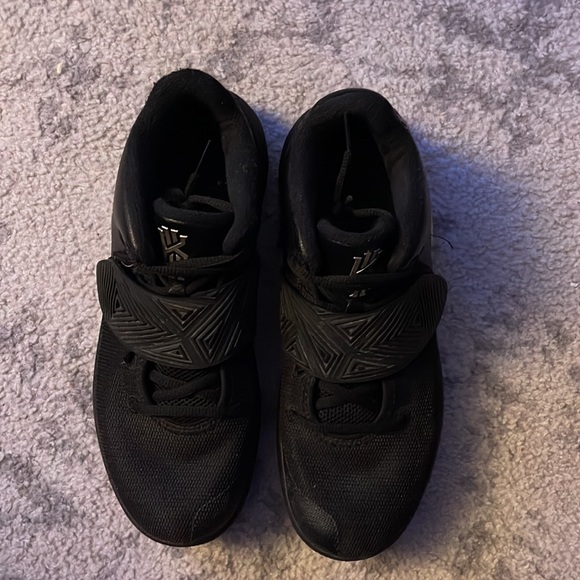 Size 8 - Nike Kyrie Flytrap 3 Black Metallic Gold 2020 - Picture 3 of 5